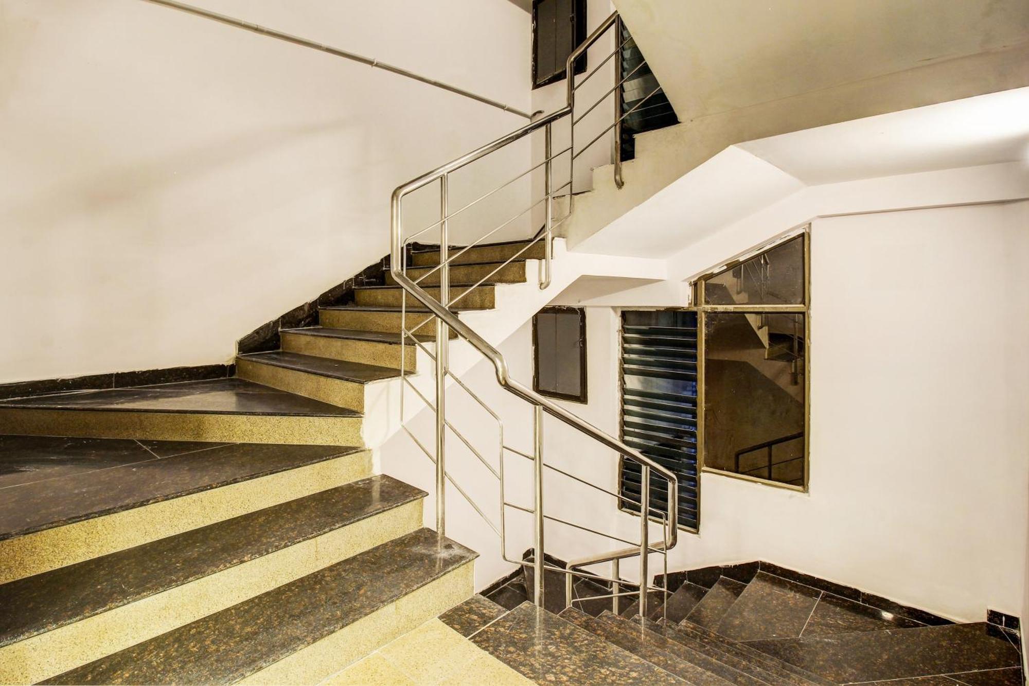 Super Townhouse Rcc Hotel Banjara Hills Hyderabad Ngoại thất bức ảnh